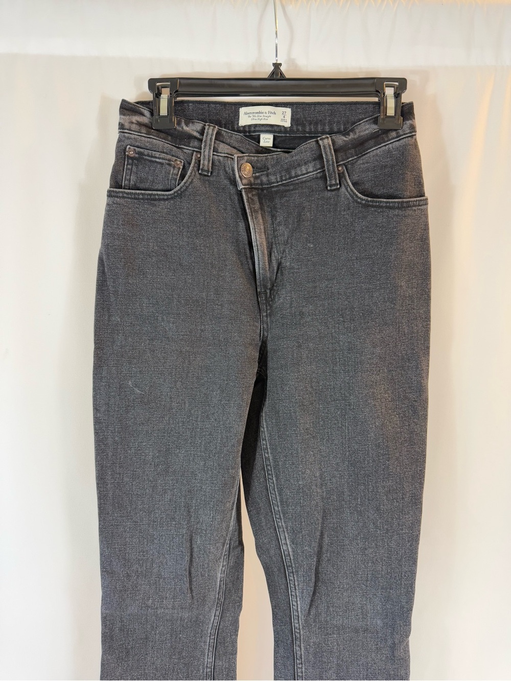 Abercrombie & Fitch The '90's Slim
Straight Ultra High Rise Jeans Size: 27/4 - Picture 3 of 12